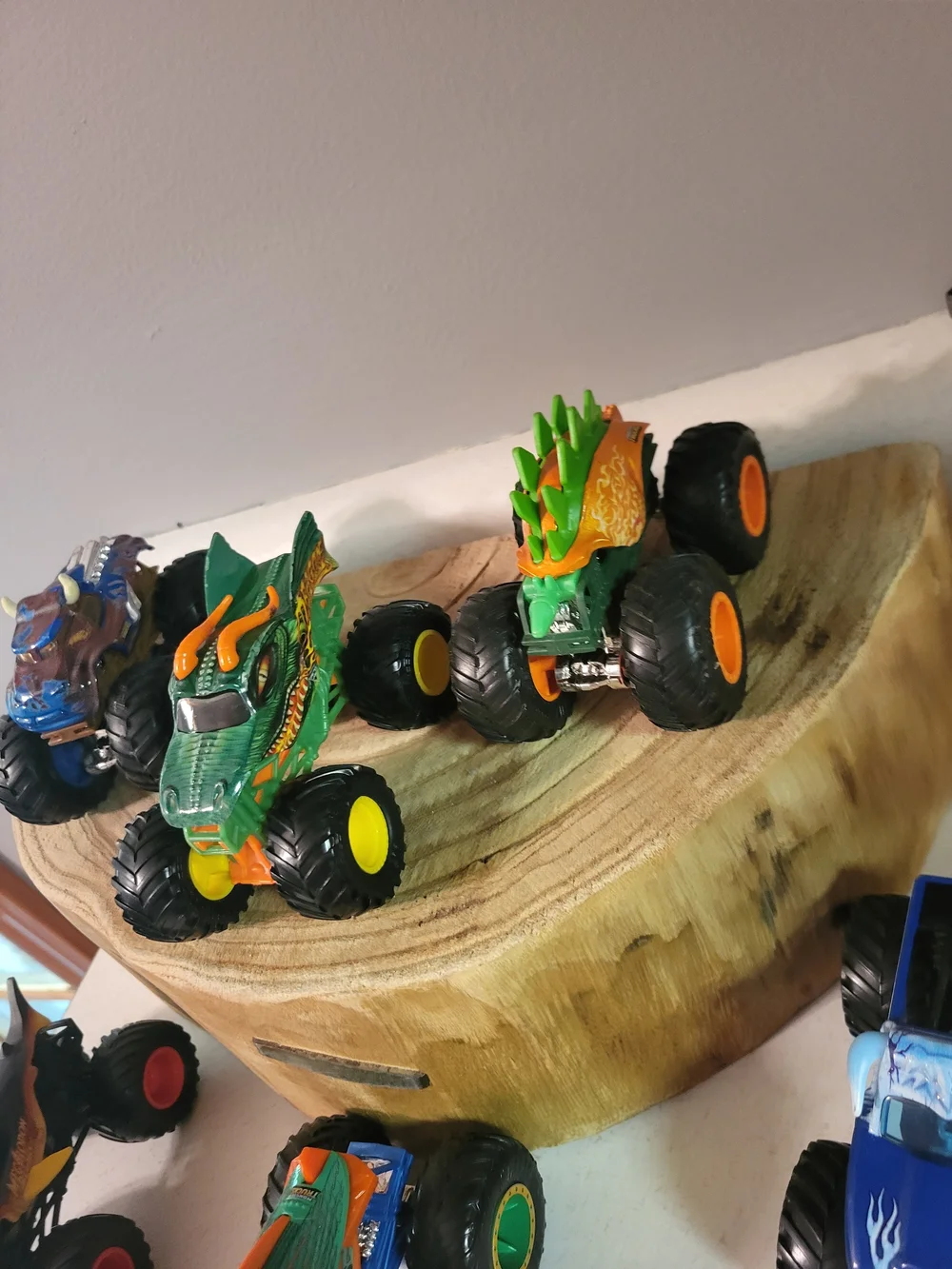 HOT WHEELS MONSTER JAM TRUCKS 1:64 SCALE  LOT OF 6